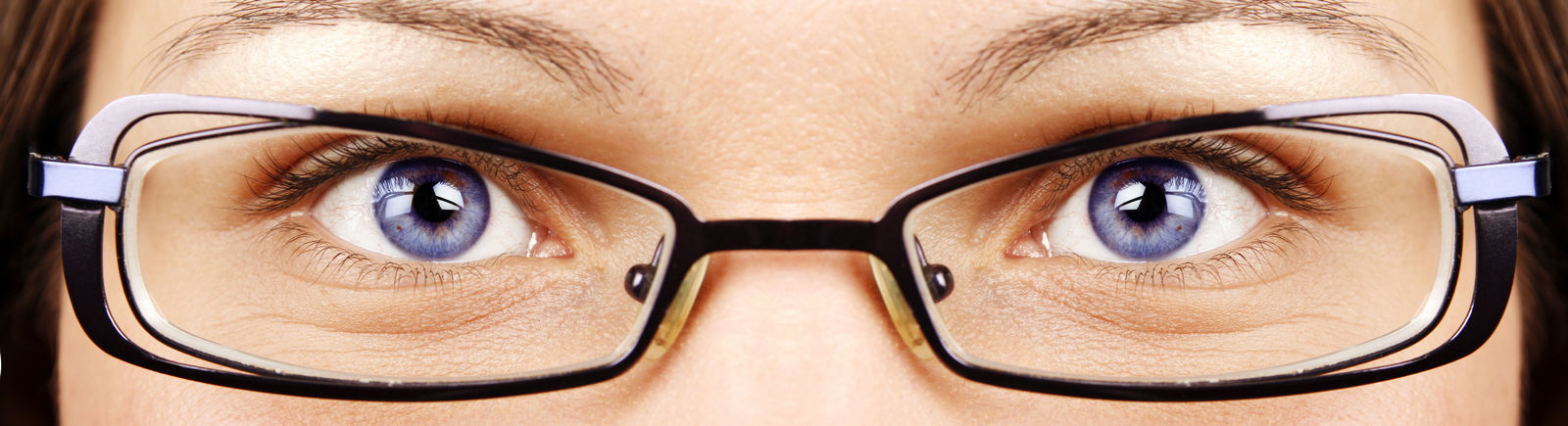 голубые глаза девушки в очках