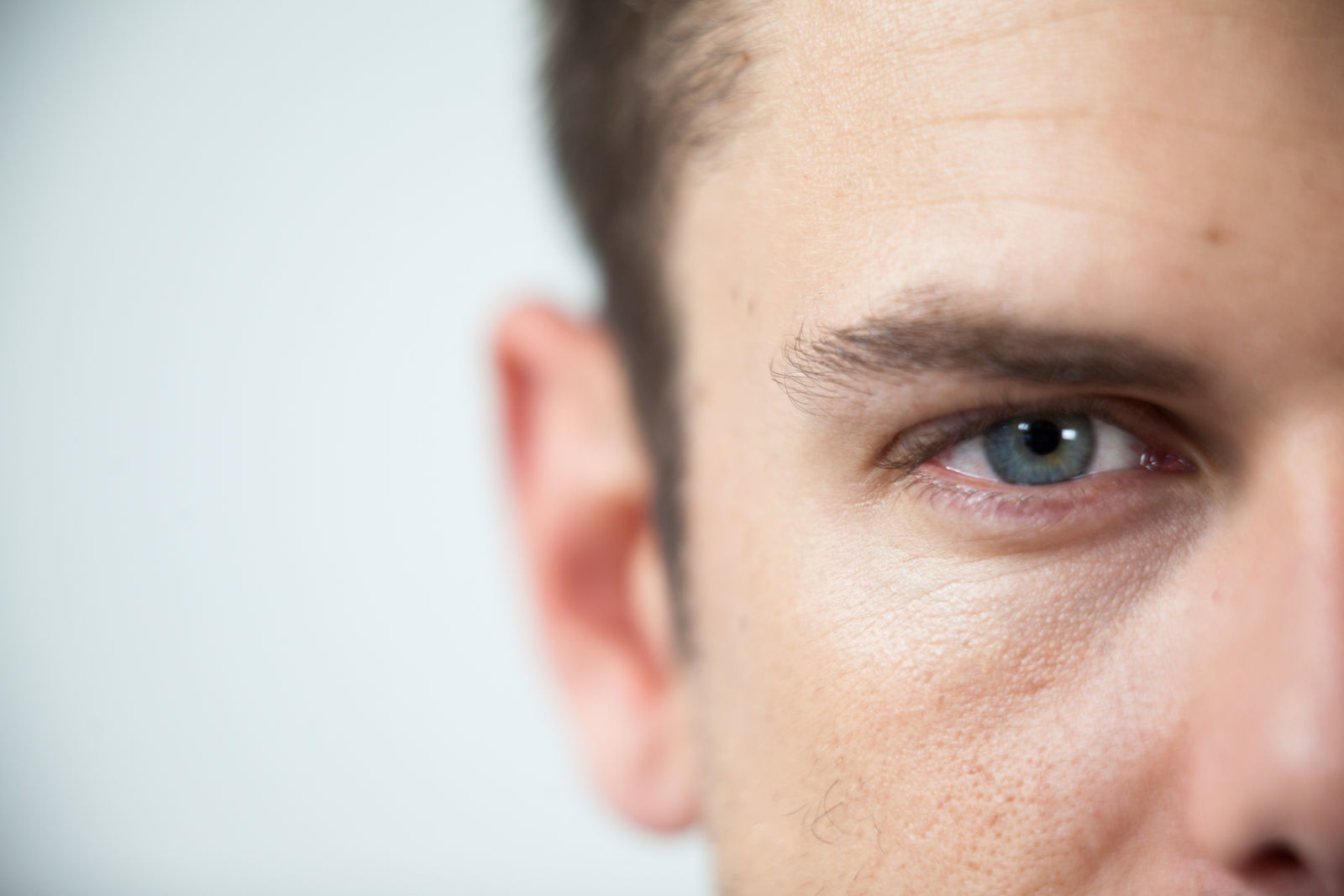 один глаз парня подростка крупным планом