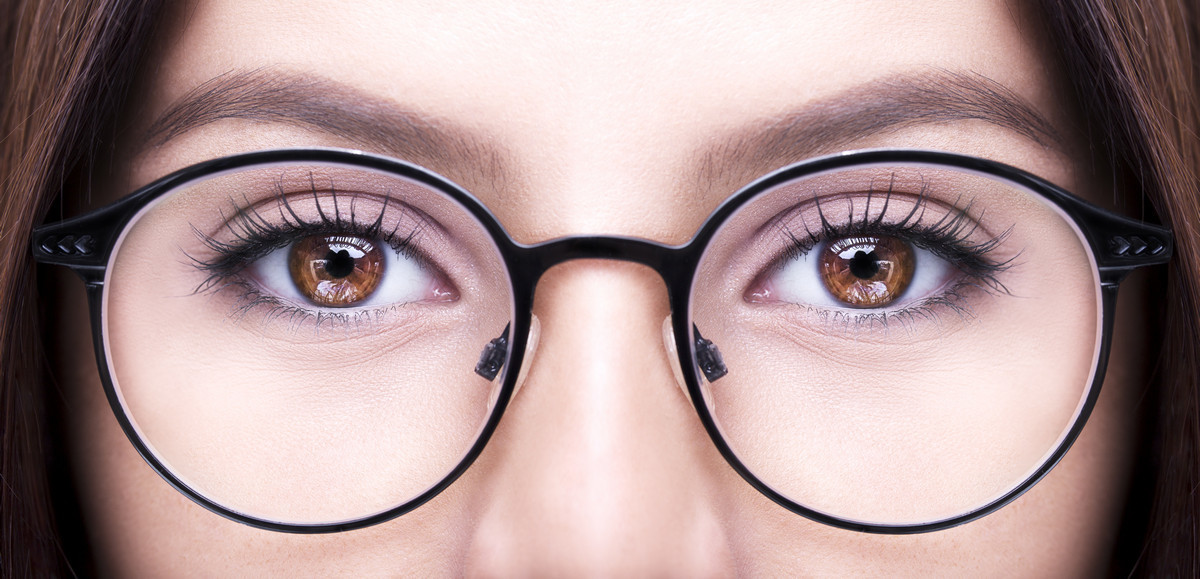 карие глаза девушки в очках крупный план очень хорошо видно ресницы и зрачки