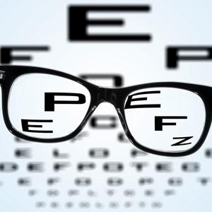 очки и буквы на их фоне миопия размытая картинка проблемы со зрением